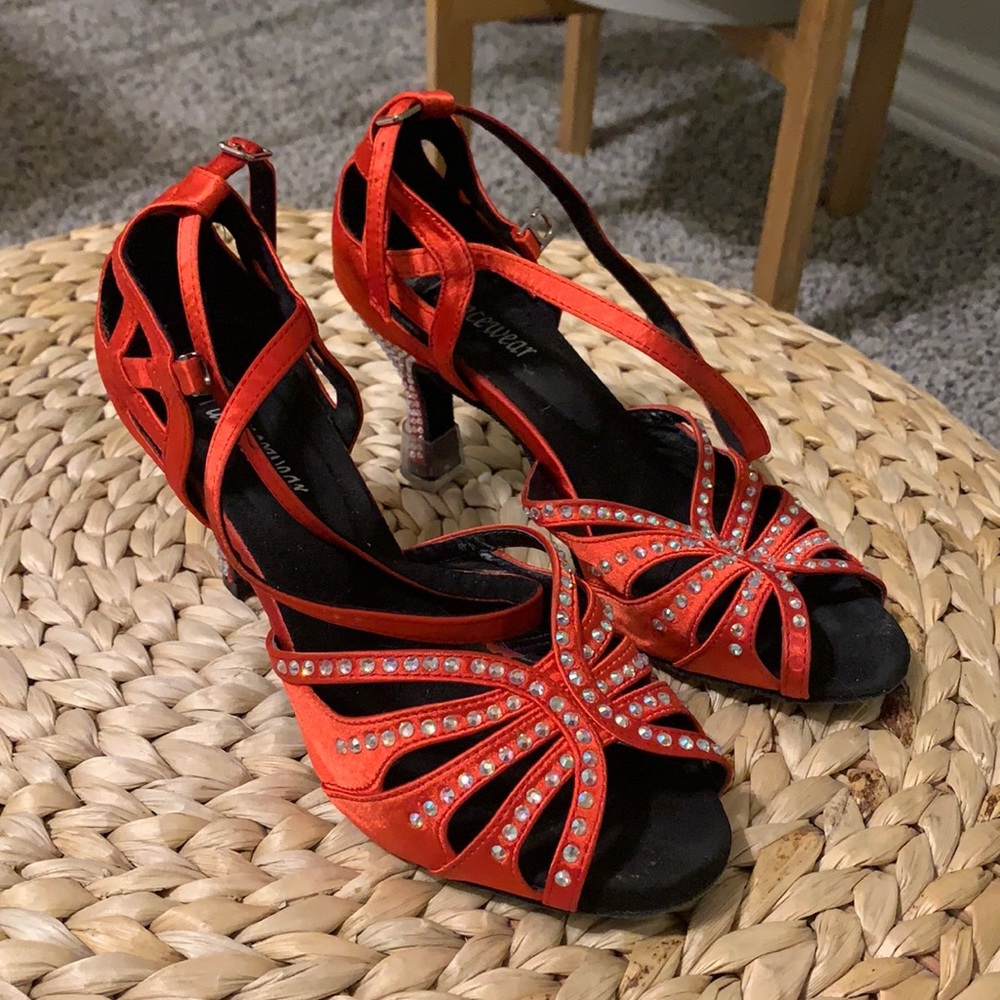 Red dance salsa shoes. 2,5 inches heel